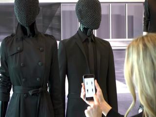 Mannequins use beacon technology to communicate with shoppers